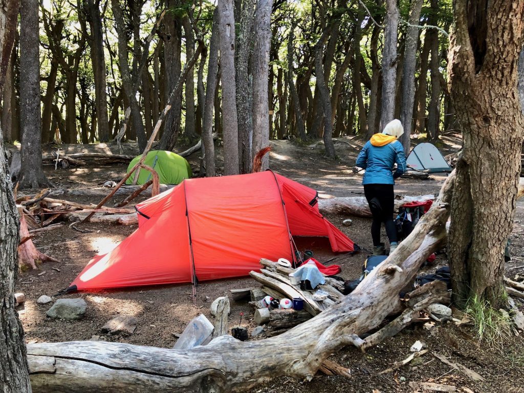 Rotes Zelt von Hilleberg im Wald auf dem Campamento Poincenot bei El Chaltén.