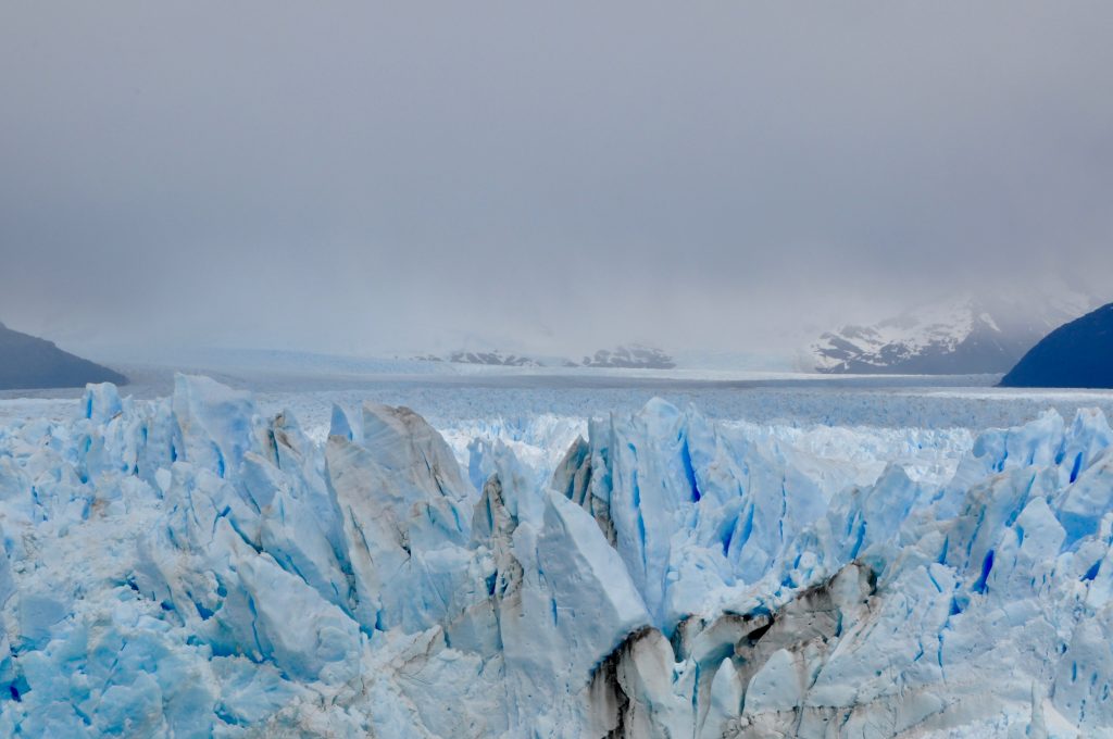 Nahaufnahme der Eisspitzen des Gletscher Perito Moreno in Argentinien. 